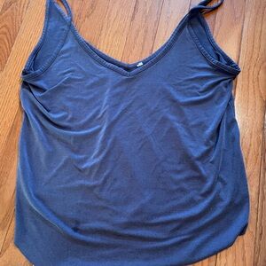 Me to We small gray top